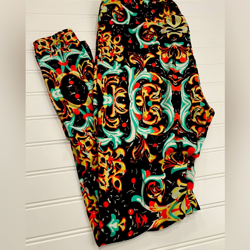Worn Once TC LuLaRoe Leggings Fits 12-20. Brown Background With Scroll Print